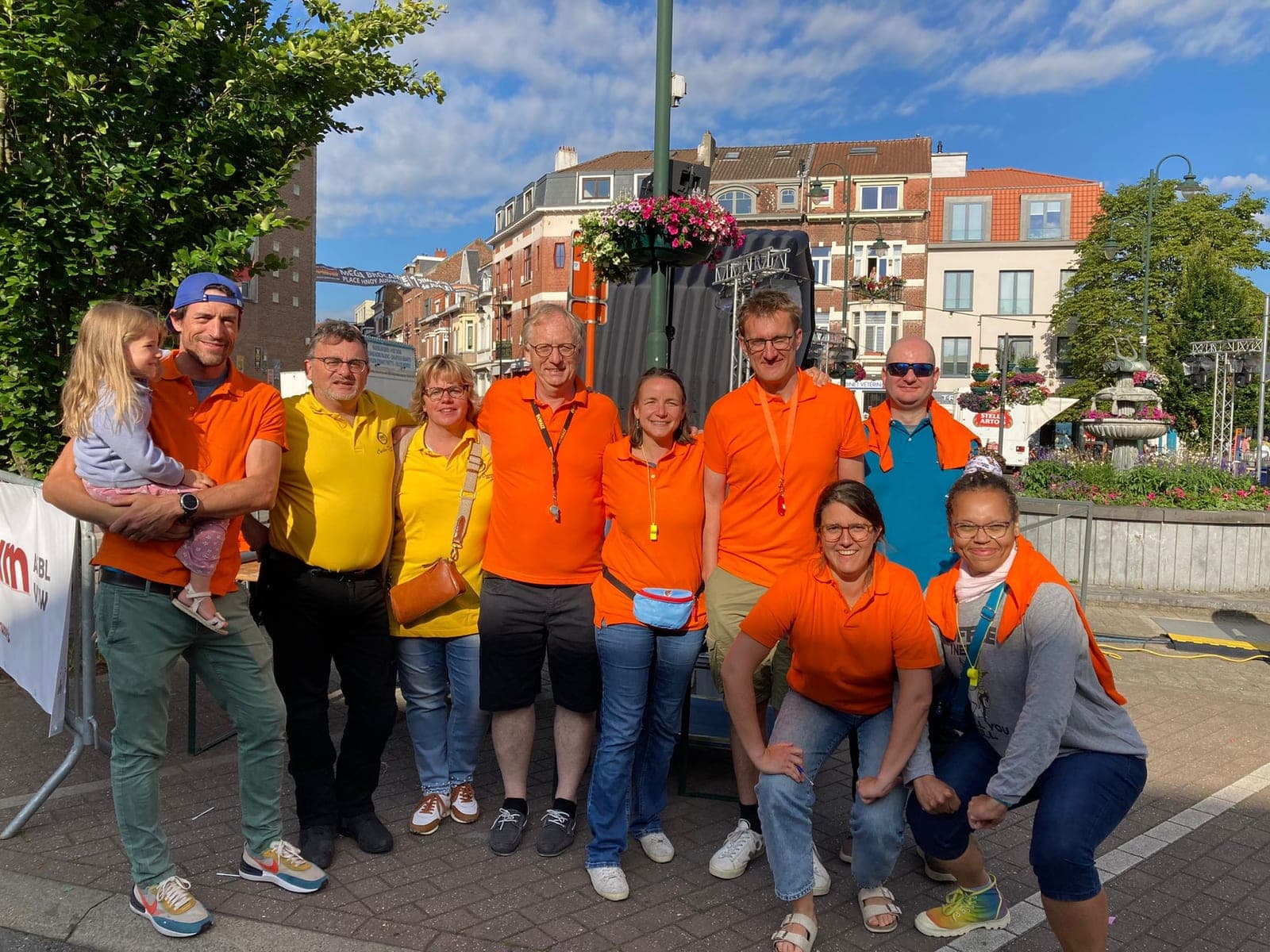 Les bénévoles de Team Pinoy sur la place Pinoy